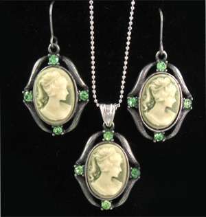 NEW ANTIQUE STYLE GREEN CAMEO NECKLACE EARRINGS SET S71  