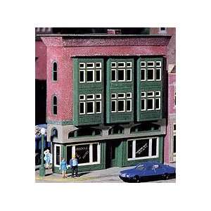    Micro Structures N Scale Triangle Hotel & Bar Kit Toys & Games