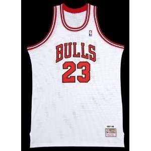  Michael Jordan Autographed Chicago Bulls Home Jersey 